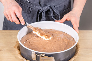 Biskuitteig in Springform geben