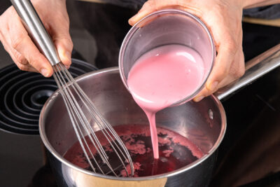 angerührte Speisestärke zum Kirschsaft geben