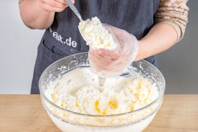 einen Teil der Sahnecreme in einen Spritzbeutel füllen