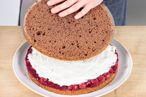 zweiten Tortenboden auf die Sahnecreme legen