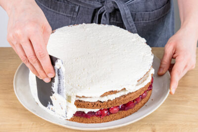 Klassische Schwarzwälder Kirschtorte mit übriger Sahnecreme einstreichen