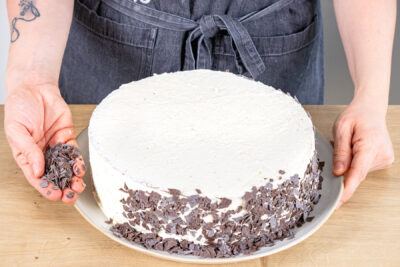 Klassische Schwarzwälder Kirschtorte mit Schokoraspel dekorieren
