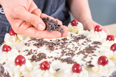 Klassische Schwarzwälder Kirschtorte mit Schokoraspeln dekorieren