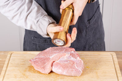 Schweinebraten würzen