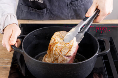 Schweinbraten von allen Seiten scharf anbraten