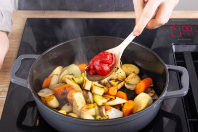 Gemüse scharf anbraten und mit Tomatenmark und Rotwein ablöschen