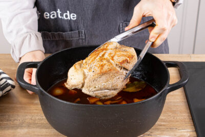 Schweinebraten mit in die Soße geben und weitergaren