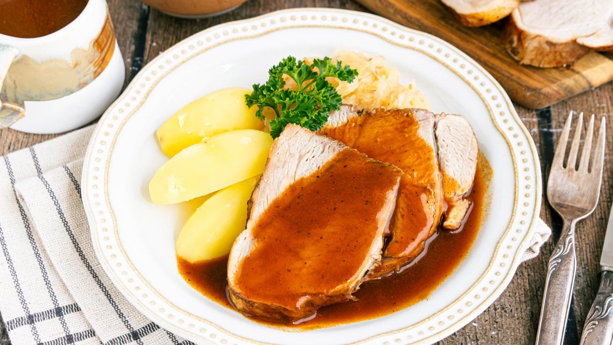 Schweinebraten mit dunkler kräftiger Soße