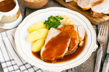 Schweinebraten mit dunkler kräftiger Soße