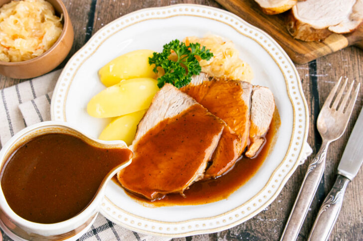 Schweinebraten mit dunkler kräftiger Soße