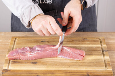 Fett und Sehnen vom Schweinefilet schneiden