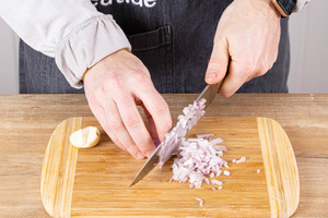 Schalotten und Knoblauch in feine Würfel schneiden