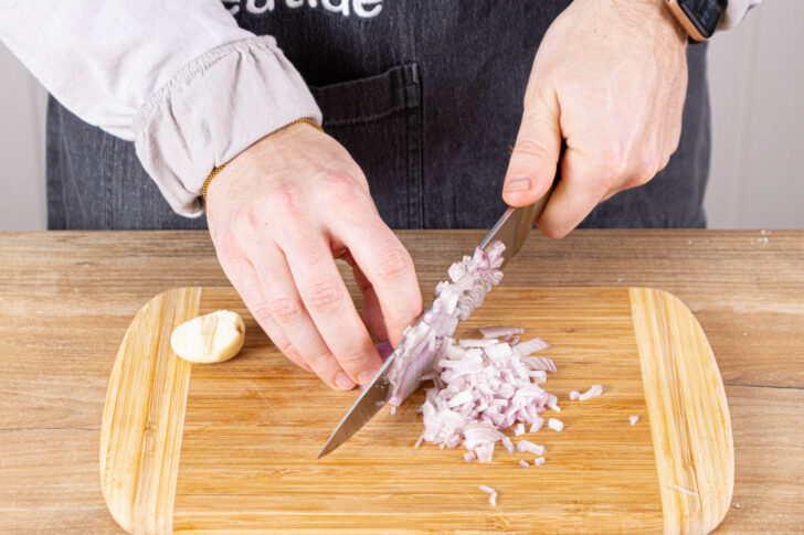 Schalotten und Knoblauch in feine Würfel schneiden