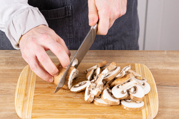 Champignons in feine Scheiben schneiden