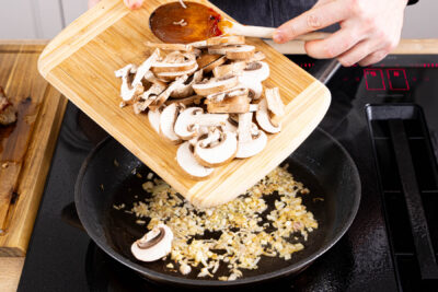 Zwiebeln, Knoblauch und Pilz anbraten