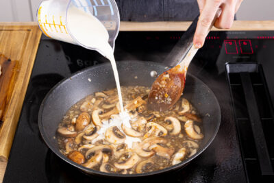 Pilze mit Gemüsebrühe und Sahne ablöschen