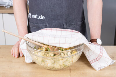 Masse für die Serviettenknödel ruhen lassen
