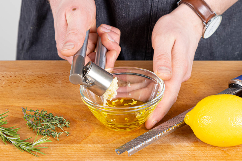 Knoblauch schälen und zum Olivenöl pressen