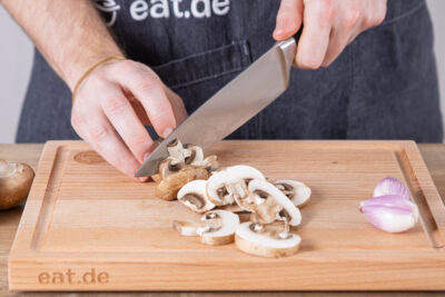 Champignons in Scheiben schneiden