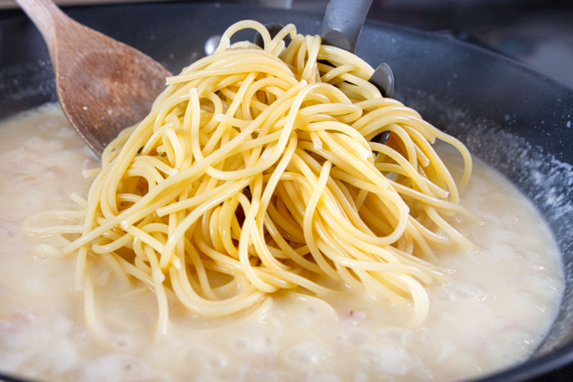 Spaghetti in Schinken-Sahne-Soße geben
