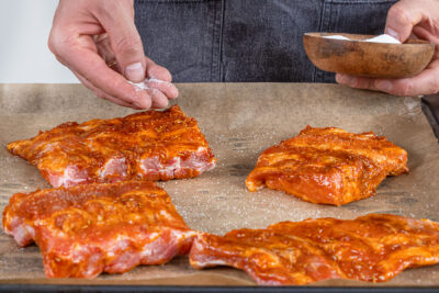 Spareribs salzen
