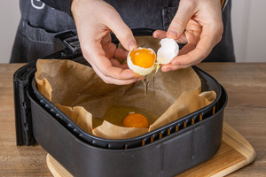 Eier in Heißluftfritteuse schlagen