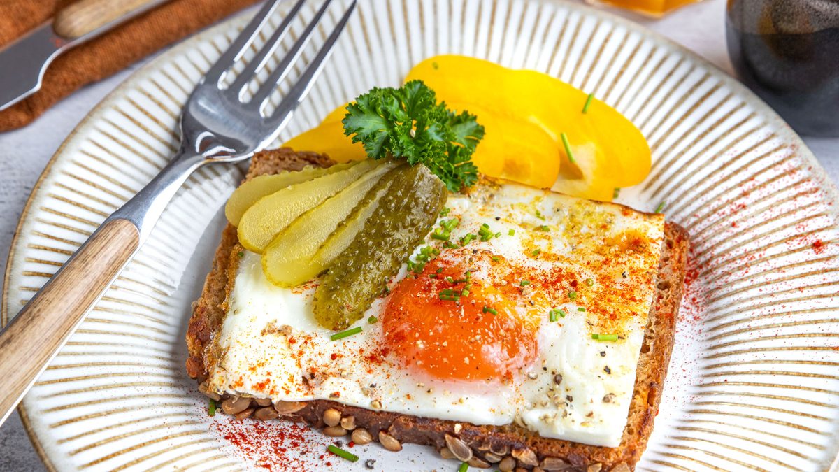 Spiegelei in der Heißluftfritteuse | Rezept - eat.de