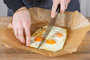 Spiegeleier zerschneiden