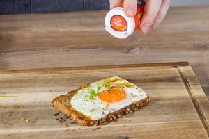Spiegeleier mit Paprikapulver würzen