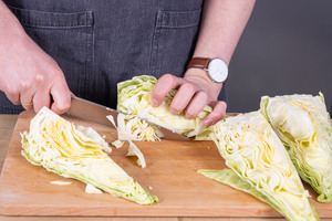 Spitzkohl vierteln