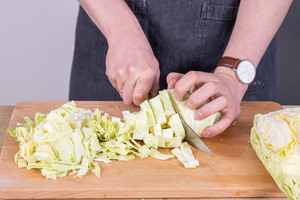 Spitzkohl in Stücke schneiden