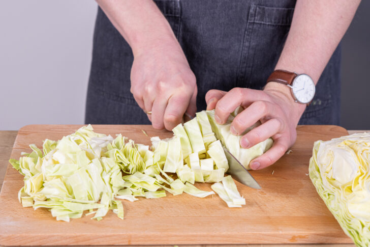 Spitzkohl in Stücke schneiden