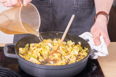 Spitzkohlpfanne mit Gemüsebrühe ablöschen