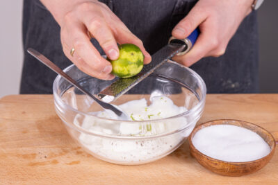 Limettenschale abreiben