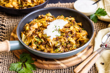 Spitzkohlpfanne mit Hackfleisch