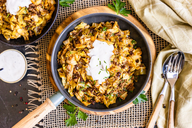Spitzkohlpfanne mit Hackfleisch