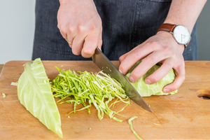 Spitzkohl schneiden