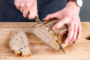 Mischbrot in Scheiben schneiden
