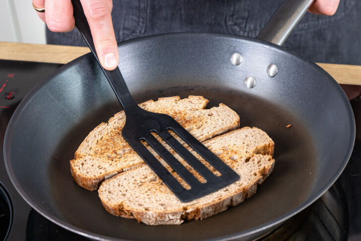 Mischbrot beim Rösten in der Pfanne andrücken, um Welle zu vermeiden
