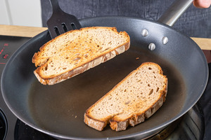Mischbrot in der Pfanne goldgelb rösten