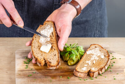 Mischbrot mit Butter bestreichen