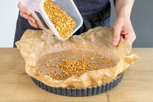 getrocknete Hülsenfrüchte auf das Backpapier geben