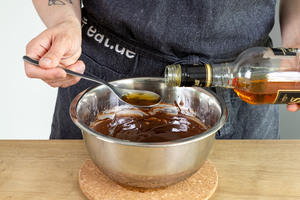 Rum zur geschmolzenen Schokolade geben