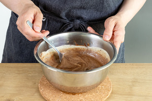 Schokomasse für die Tarte au Chocolat verrühren