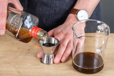 Espresso und Amaretto mischen