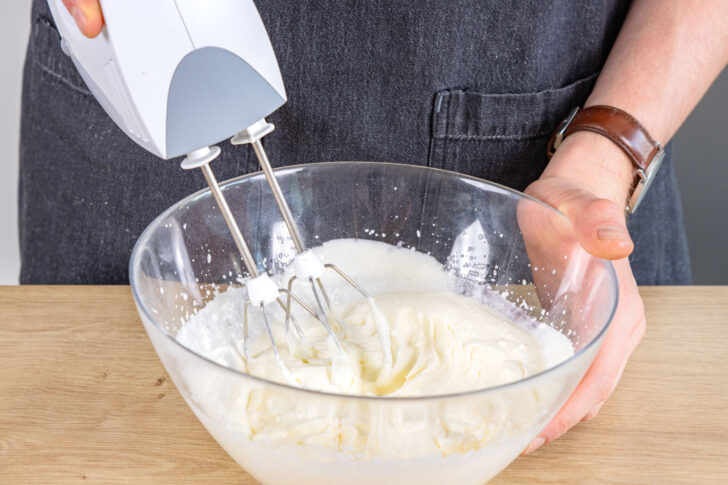 Mascarpone cremig rühren