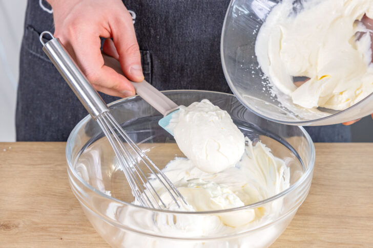 Sahne unter Mascarpone heben