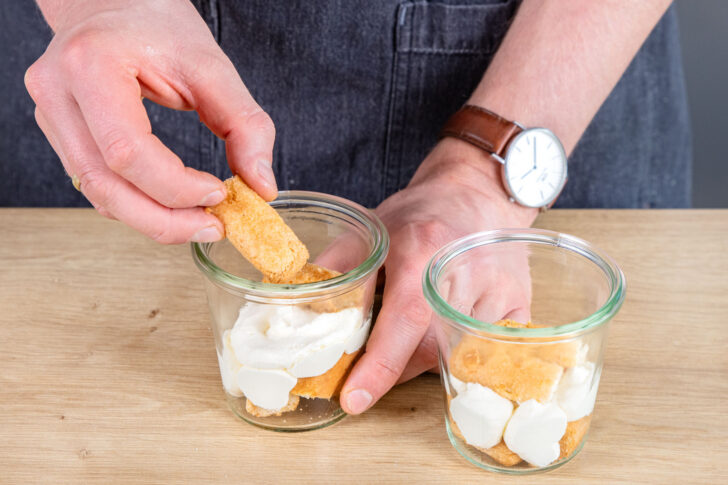 Tiramisu ohne Ei in Gläser schichten