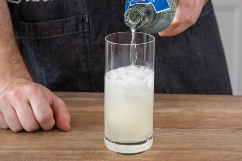Cocktail mit Sodawasser auffüllen