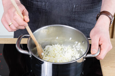 Zwiebel- und Knoblauchwürfel anbraten